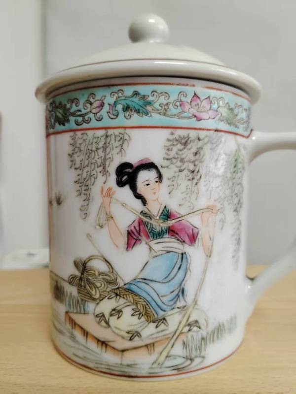 古玩轉(zhuǎn)賣幾十年景德鎮(zhèn)人物紋執(zhí)杯拍賣,當(dāng)前價(jià)格9898元