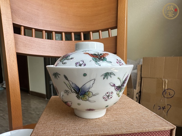 古玩陶瓷蝶紋粉彩杯真品鑒賞圖