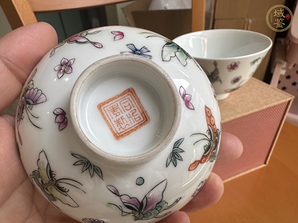 古玩陶瓷蝶紋粉彩杯真品鑒賞圖
