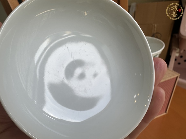古玩陶瓷蝶紋粉彩杯真品鑒賞圖