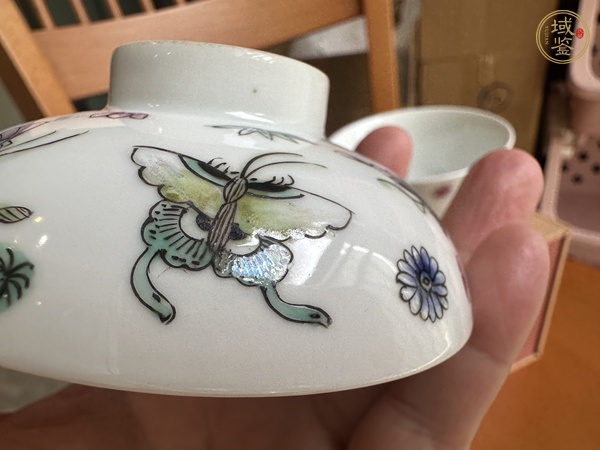 古玩陶瓷蝶紋粉彩杯真品鑒賞圖