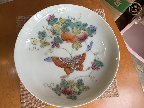 古玩陶瓷瓜蝶連綿紋粉彩盤真品鑒賞圖