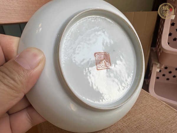 古玩陶瓷瓜蝶連綿紋粉彩盤真品鑒賞圖