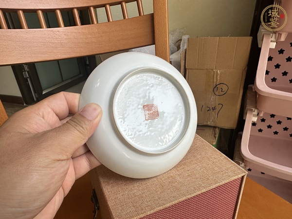 古玩陶瓷瓜蝶連綿紋粉彩盤真品鑒賞圖