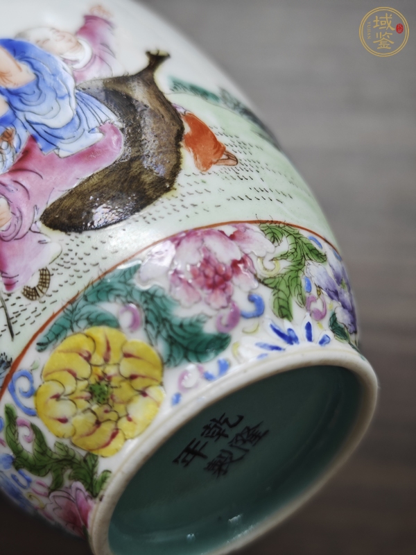 古玩陶瓷人物紋粉彩瓶真品鑒賞圖