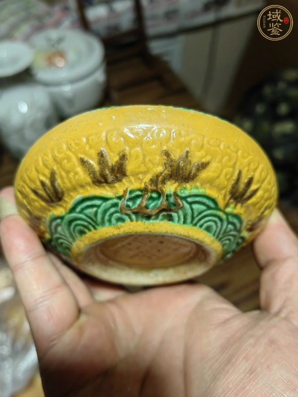 古玩陶瓷黃地素三彩龍紋水洗真品鑒賞圖