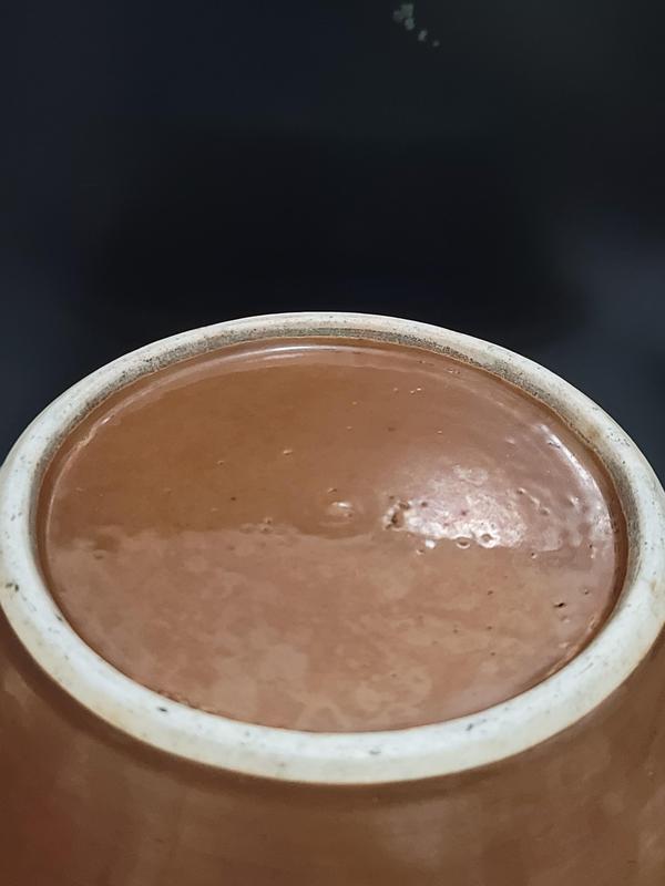 古玩陶瓷清中期紫金釉青花纏枝蓮紋盆拍賣，當前價格2200元