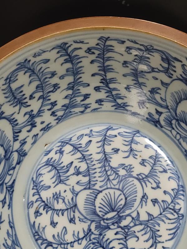 古玩陶瓷清中期紫金釉青花纏枝蓮紋盆拍賣，當前價格2200元
