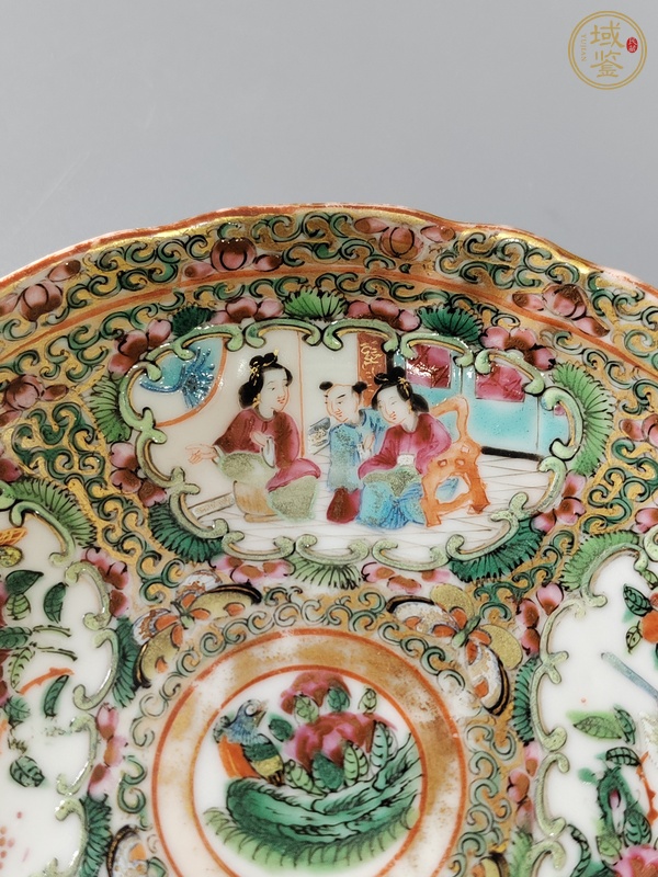 古玩陶瓷人物花鳥蝶紋廣彩盤真品鑒賞圖