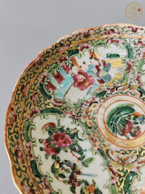 古玩陶瓷人物花鳥蝶紋廣彩盤真品鑒賞圖
