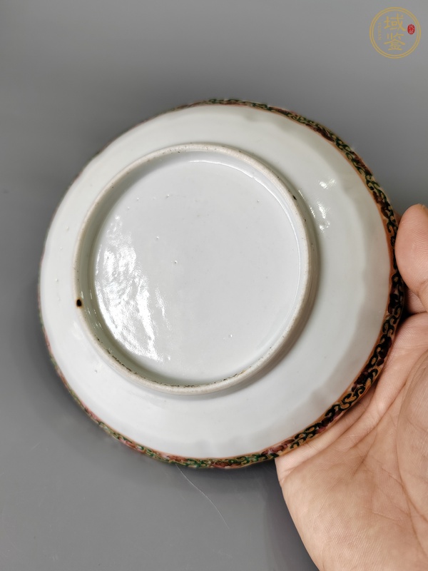 古玩陶瓷人物花鳥蝶紋廣彩盤真品鑒賞圖