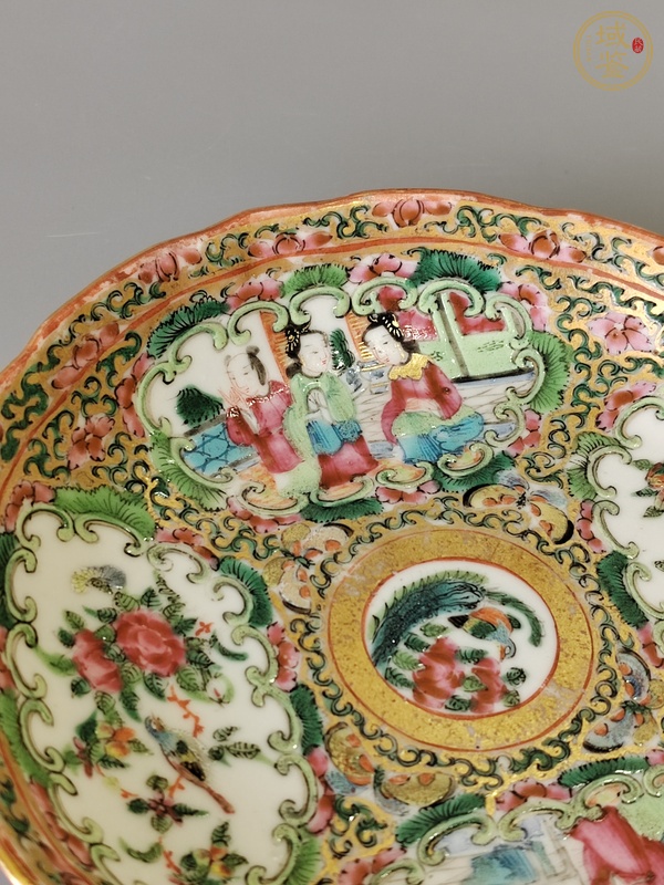 古玩陶瓷人物花鳥蝶紋廣彩盤真品鑒賞圖