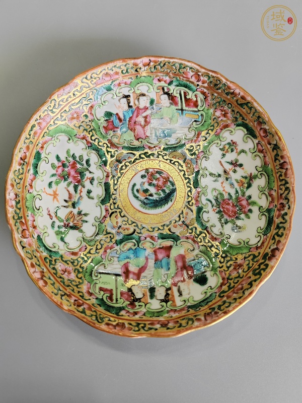 古玩陶瓷人物花鳥蝶紋廣彩盤真品鑒賞圖