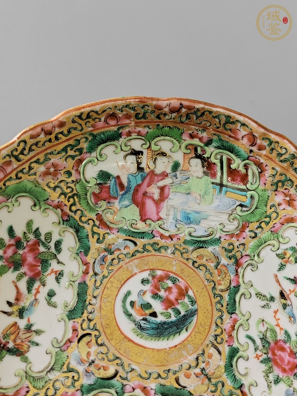 古玩陶瓷人物花鳥蝶紋廣彩盤真品鑒賞圖