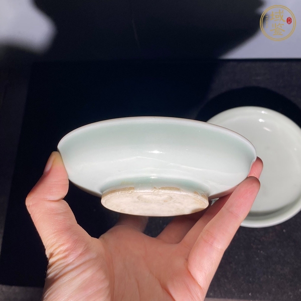 古玩陶瓷日本明治青白釉盤真品鑒賞圖