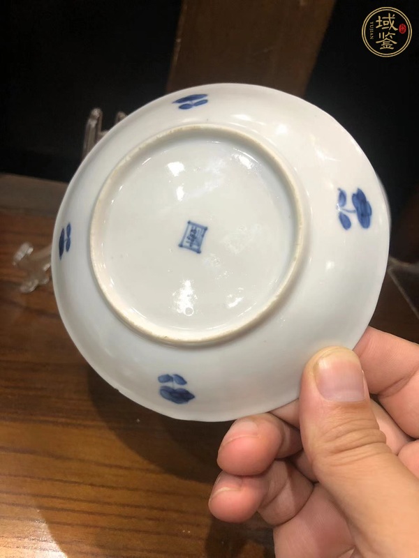 古玩陶瓷山水紋青花盤真品鑒賞圖