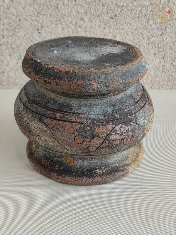 古玩陶瓷刻花渣斗真品鑒賞圖