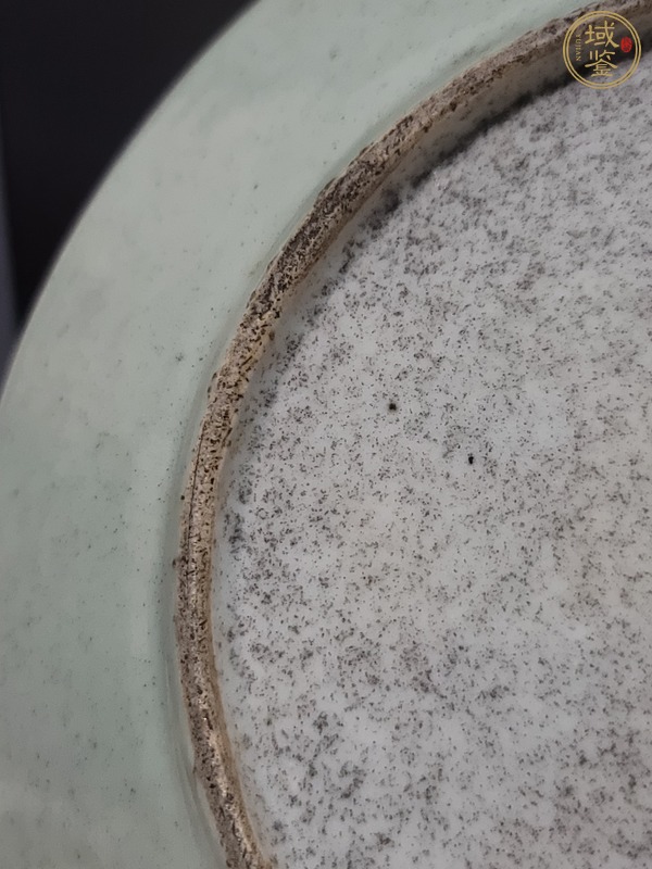 古玩晚清豆青粉彩盤真品鑒賞圖