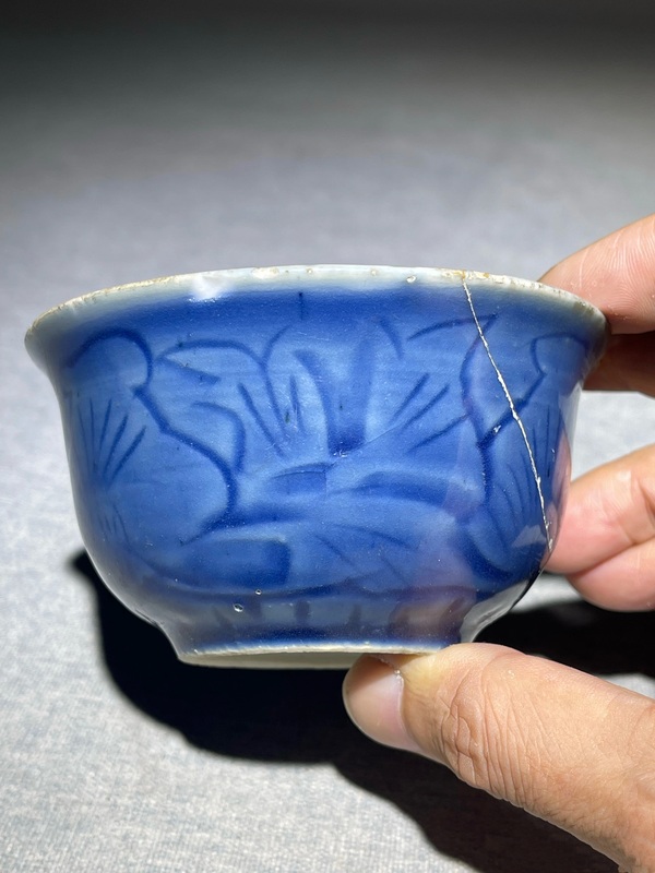 古玩陶瓷明·天啟暗刻藍(lán)釉花卉杯拍賣，當(dāng)前價(jià)格1000元
