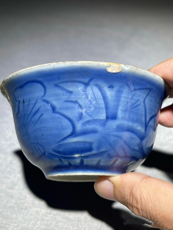 古玩陶瓷明·天啟暗刻藍(lán)釉花卉杯拍賣，當(dāng)前價(jià)格1000元