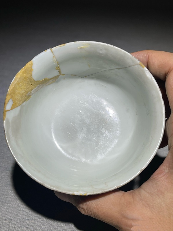 古玩陶瓷明·天啟暗刻藍(lán)釉花卉杯拍賣，當(dāng)前價(jià)格1000元