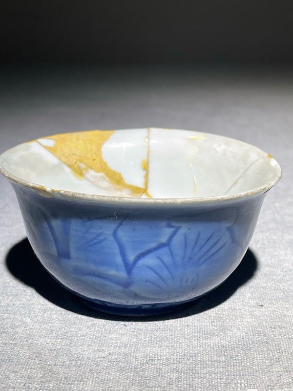 古玩陶瓷明·天啟暗刻藍(lán)釉花卉杯拍賣，當(dāng)前價(jià)格1000元