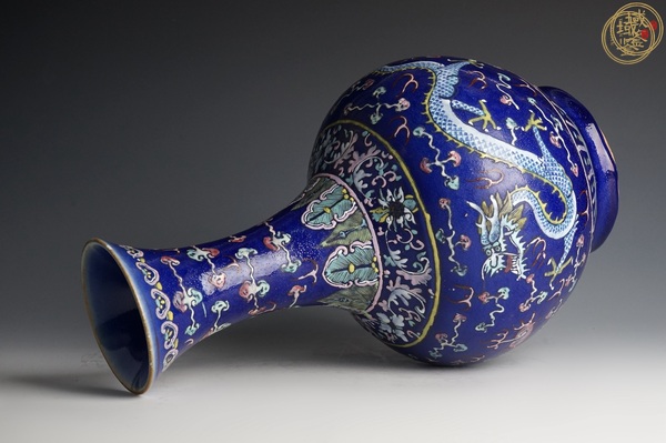 古玩陶瓷藍(lán)釉粉彩龍紋賞瓶真品鑒賞圖