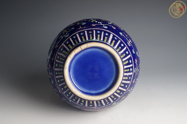 古玩陶瓷藍(lán)釉粉彩龍紋賞瓶真品鑒賞圖