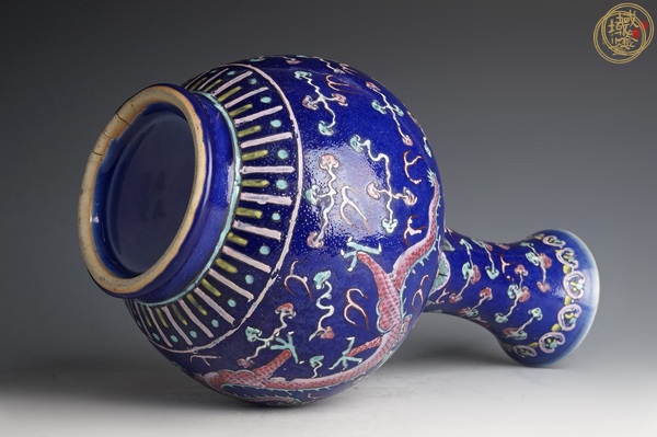 古玩陶瓷藍(lán)釉粉彩龍紋賞瓶真品鑒賞圖