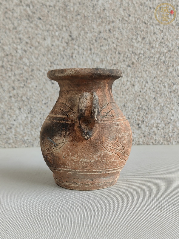 古玩陶瓷刻花雙耳瓶真品鑒賞圖