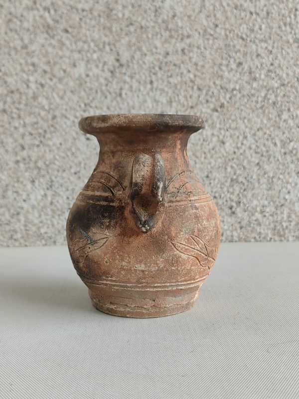 古玩陶瓷刻花雙耳瓶拍賣，當(dāng)前價(jià)格234元