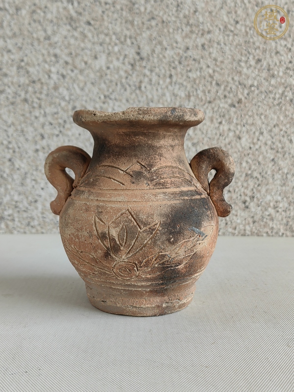 古玩陶瓷刻花雙耳瓶真品鑒賞圖