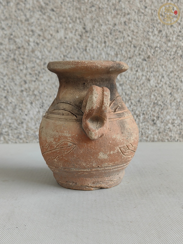 古玩陶瓷刻花雙耳瓶真品鑒賞圖