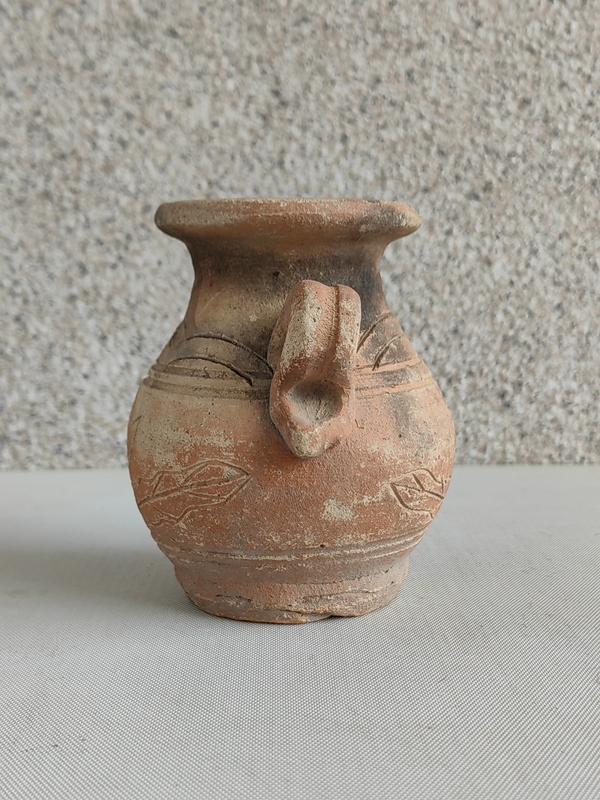 古玩陶瓷刻花雙耳瓶拍賣，當(dāng)前價(jià)格234元