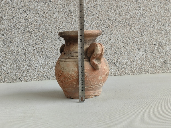古玩陶瓷刻花雙耳瓶拍賣，當(dāng)前價(jià)格234元