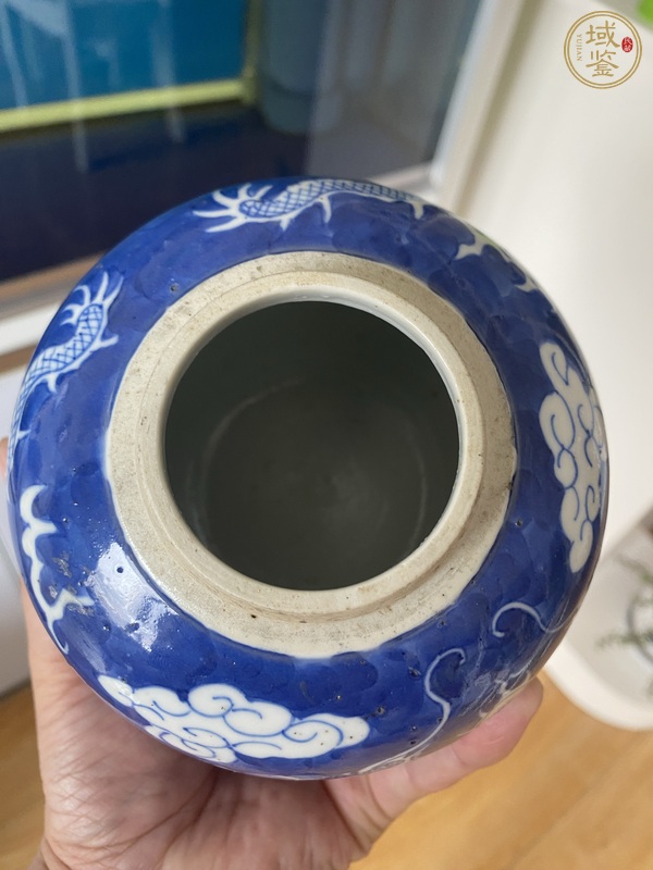 古玩陶瓷晚清青花留白云龍紋罐真品鑒賞圖