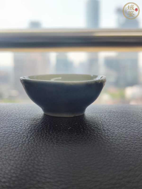 古玩陶瓷清代時期霽藍釉杯真品鑒賞圖