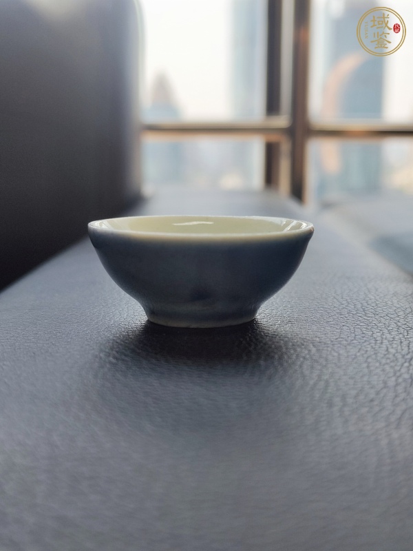 古玩陶瓷清代時期霽藍釉杯真品鑒賞圖