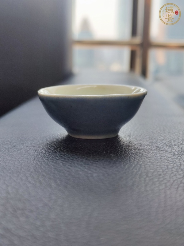古玩陶瓷清代時期霽藍釉杯真品鑒賞圖