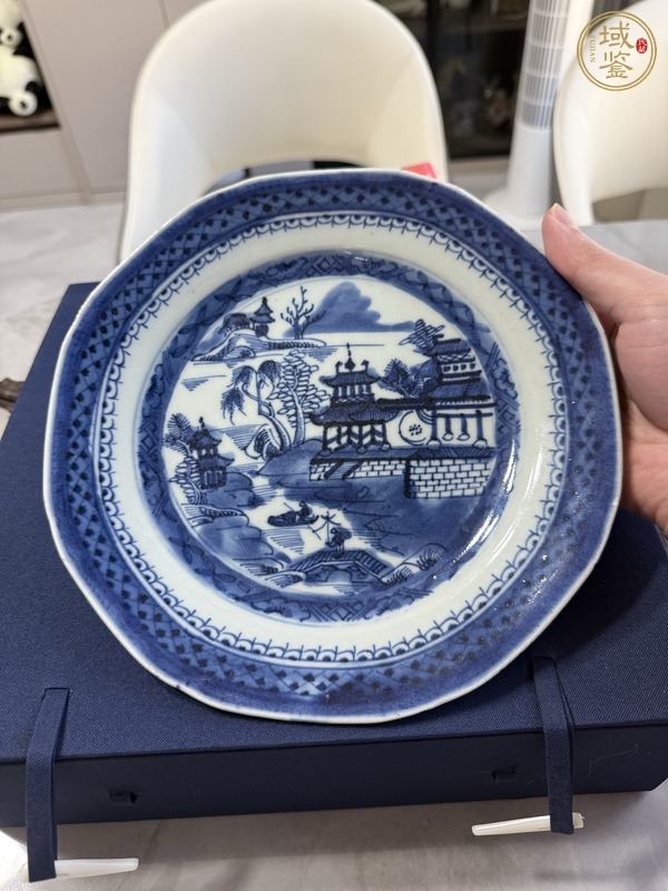 古玩樓臺亭閣山水紋青花盤真品鑒賞圖