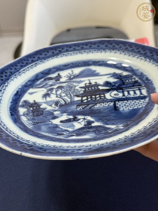 古玩陶瓷樓臺亭閣山水紋青花盤真品鑒賞圖