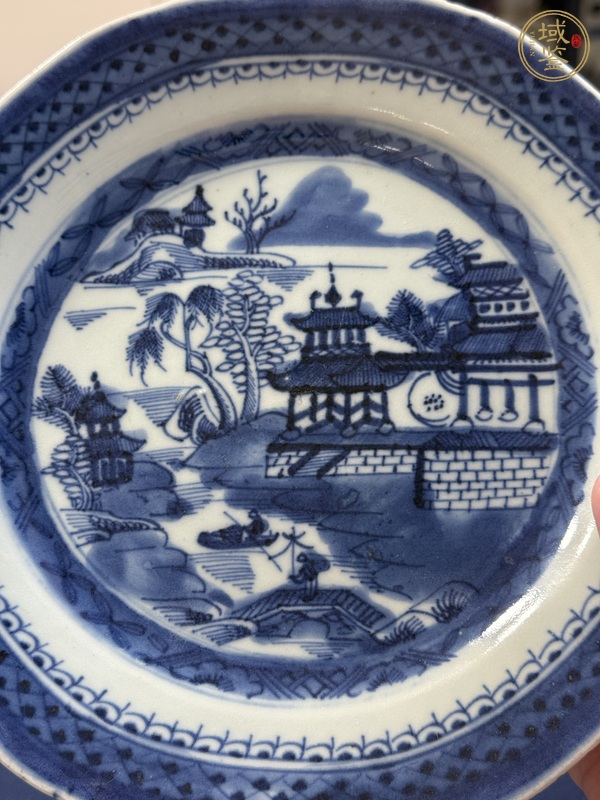 古玩陶瓷樓臺亭閣山水紋青花盤真品鑒賞圖