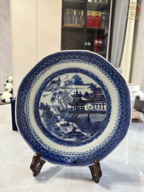 古玩陶瓷樓臺亭閣山水紋青花盤真品鑒賞圖
