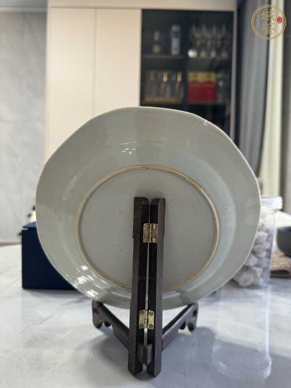 古玩陶瓷樓臺亭閣山水紋青花盤真品鑒賞圖