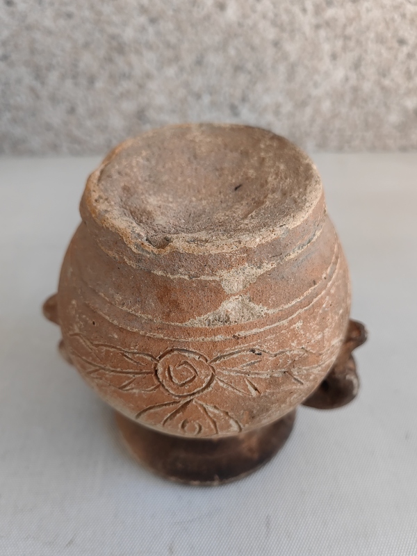 古玩陶瓷刻花雙耳瓶拍賣，當(dāng)前價(jià)格234元