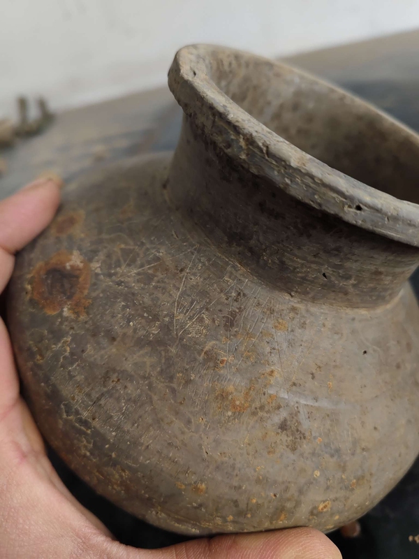 古玩陶瓷館藏級漢代鉛筆工陶瓶拍賣，當前價格998元