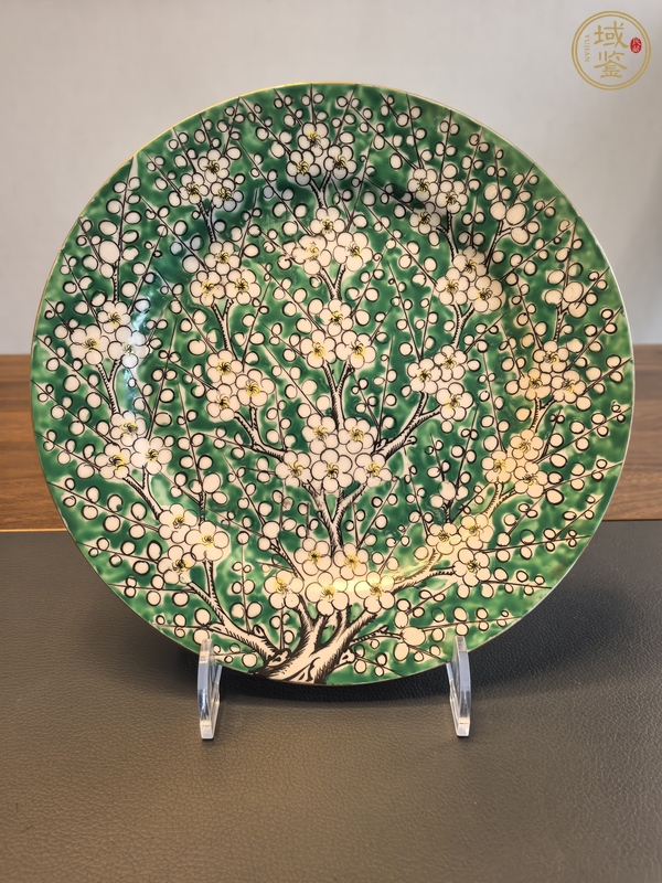 古玩陶瓷綠地粉彩梅花盤真品鑒賞圖