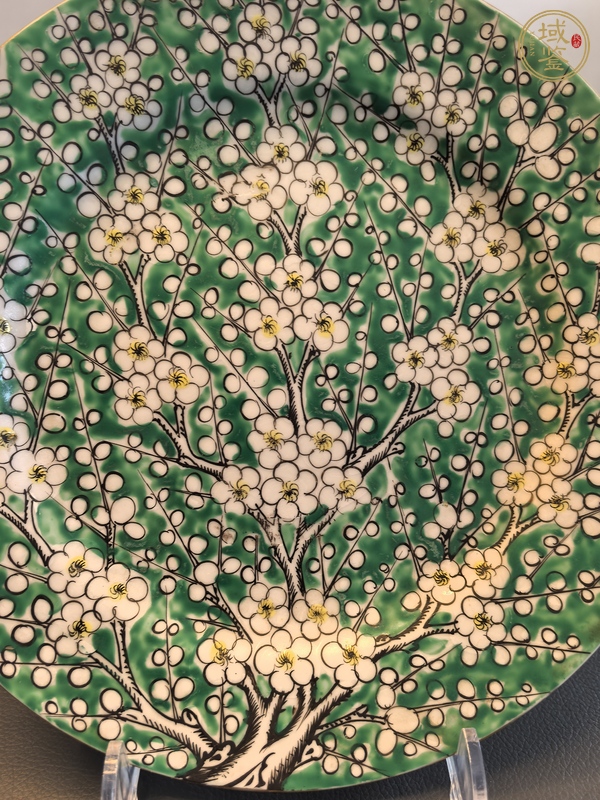 古玩陶瓷綠地粉彩梅花盤真品鑒賞圖