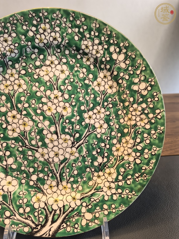 古玩陶瓷綠地粉彩梅花盤真品鑒賞圖