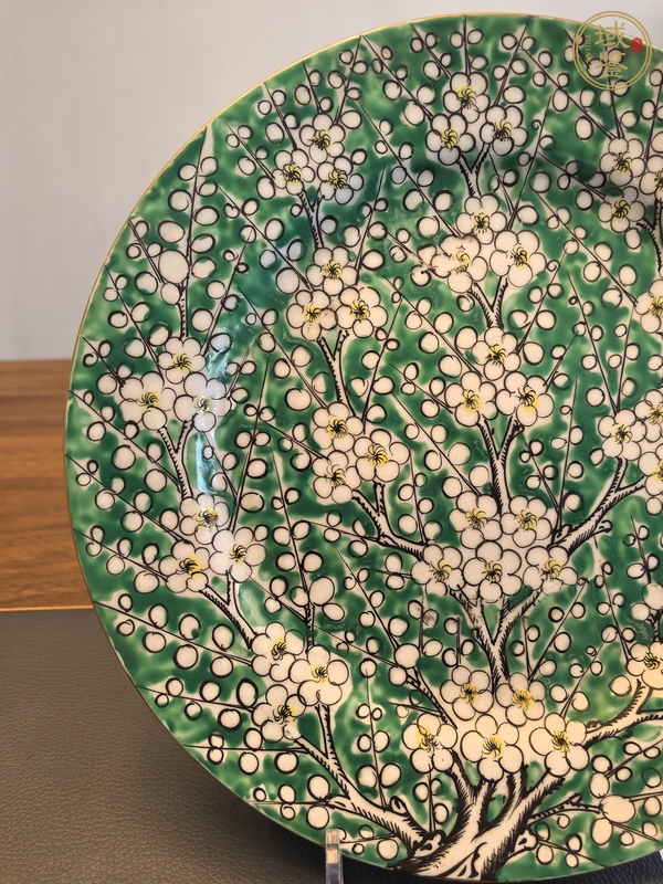 古玩陶瓷綠地粉彩梅花盤真品鑒賞圖